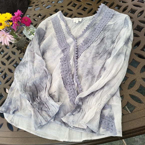 Linen long sleeve blue tie die cross front top - Picture 2 of 3